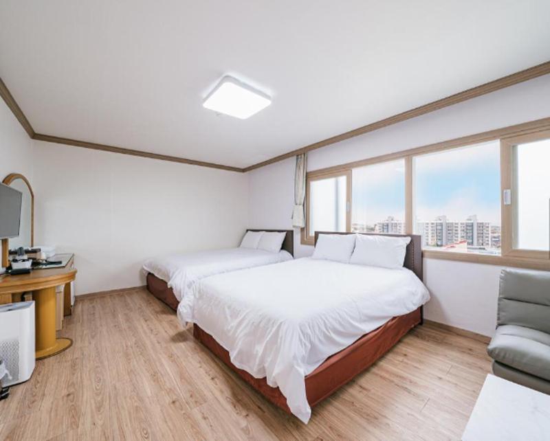 Top Island Hotel Jeju Bagian luar foto