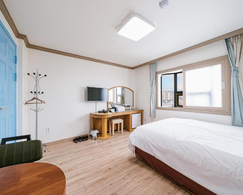 Top Island Hotel Jeju Bagian luar foto